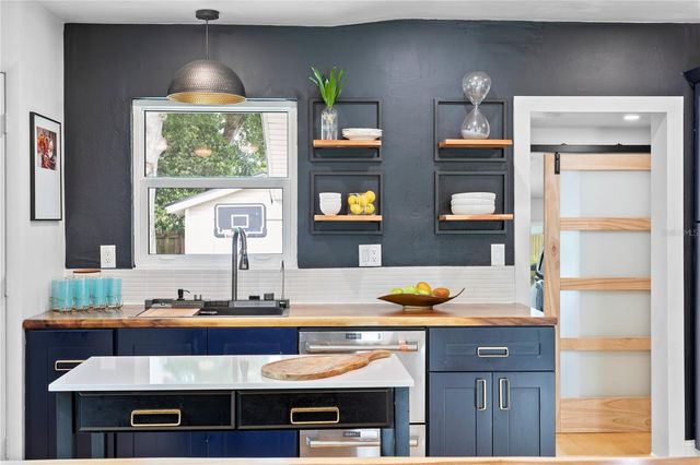 735 40TH AVENUE N, St Petersburg, FL 33703