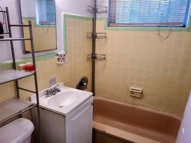 1225 NW 127th St, North Miami, FL 33167
