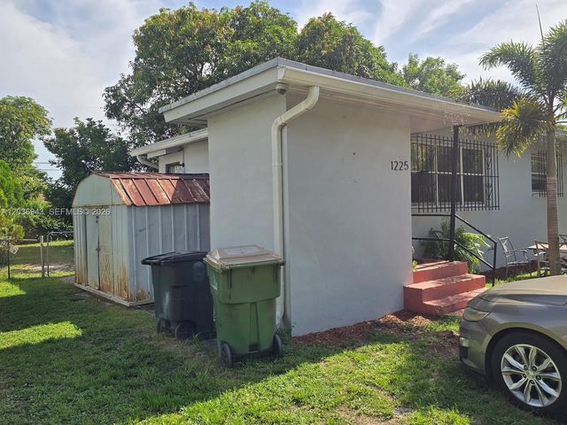 1225 NW 127th St, North Miami, FL 33167