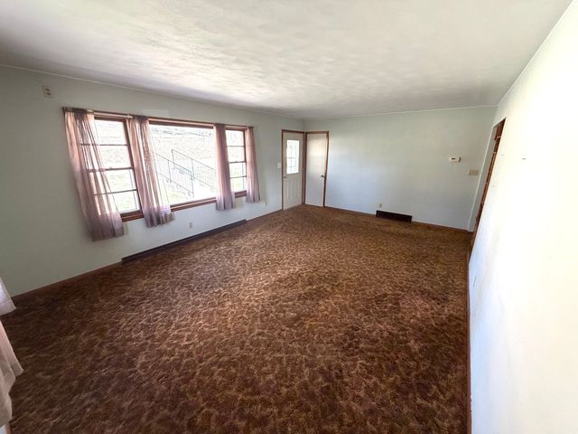 123 32nd Avenue N, Clinton, IA 52732