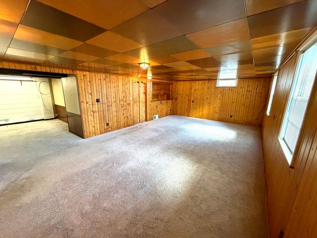 123 32nd Avenue N, Clinton, IA 52732