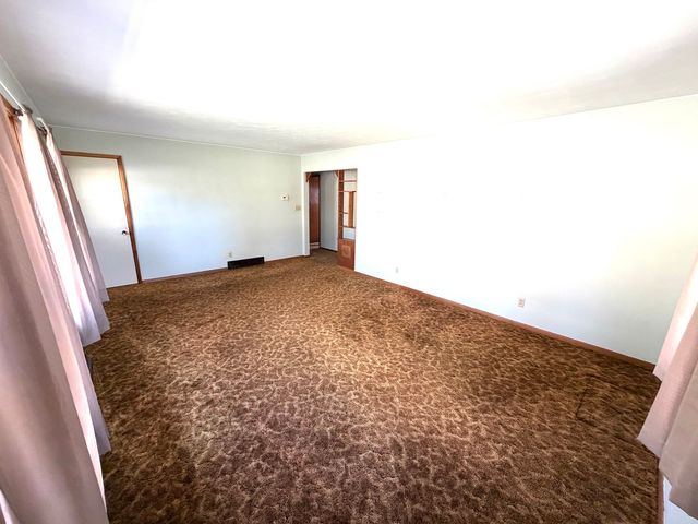 123 32nd Avenue N, Clinton, IA 52732