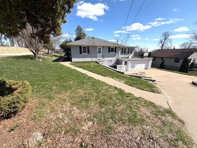 123 32nd Avenue N, Clinton, IA 52732