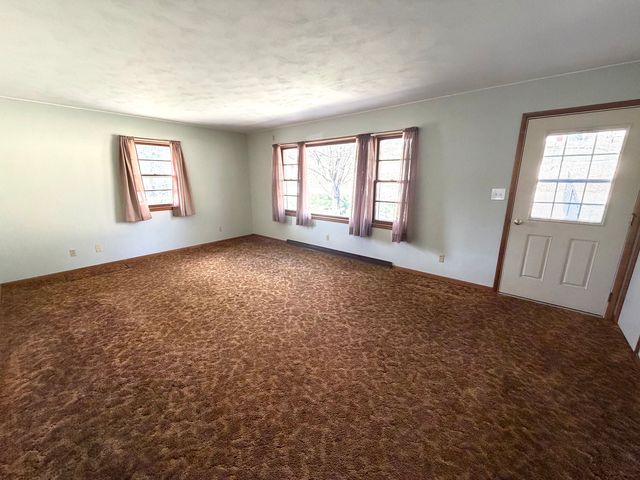 123 32nd Avenue N, Clinton, IA 52732