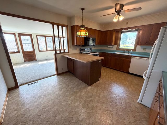 123 32nd Avenue N, Clinton, IA 52732