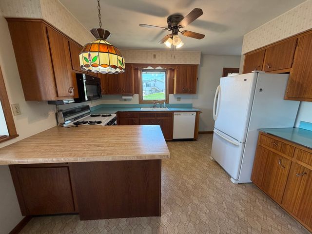 123 32nd Avenue N, Clinton, IA 52732