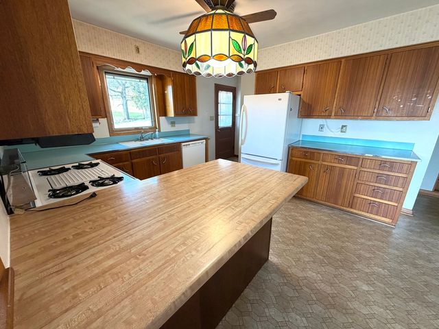 123 32nd Avenue N, Clinton, IA 52732