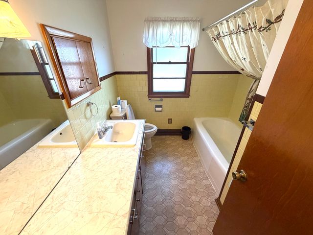 123 32nd Avenue N, Clinton, IA 52732