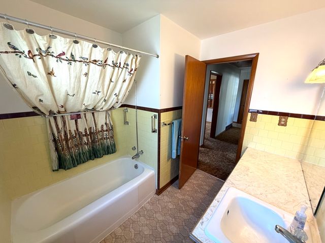 123 32nd Avenue N, Clinton, IA 52732