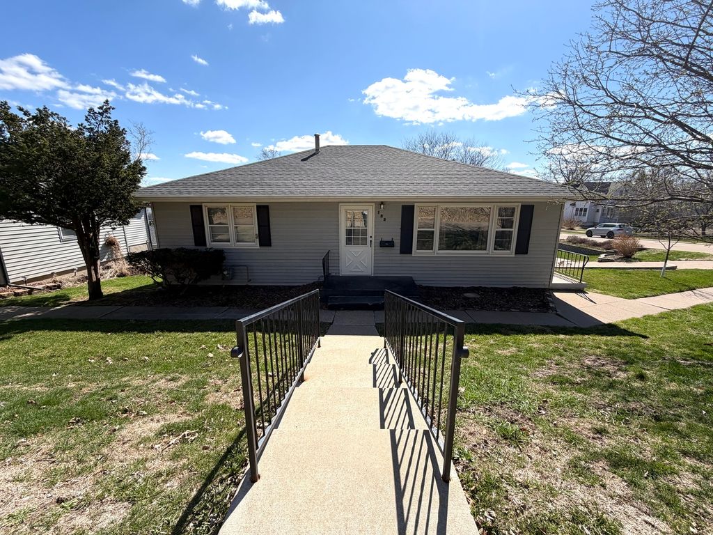 123 32nd Avenue N, Clinton, IA 52732