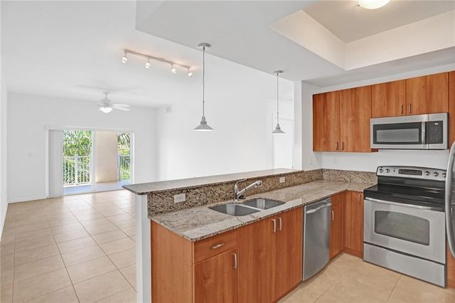 1931 NE 2nd Street 303, Deerfield Beach, FL 33441