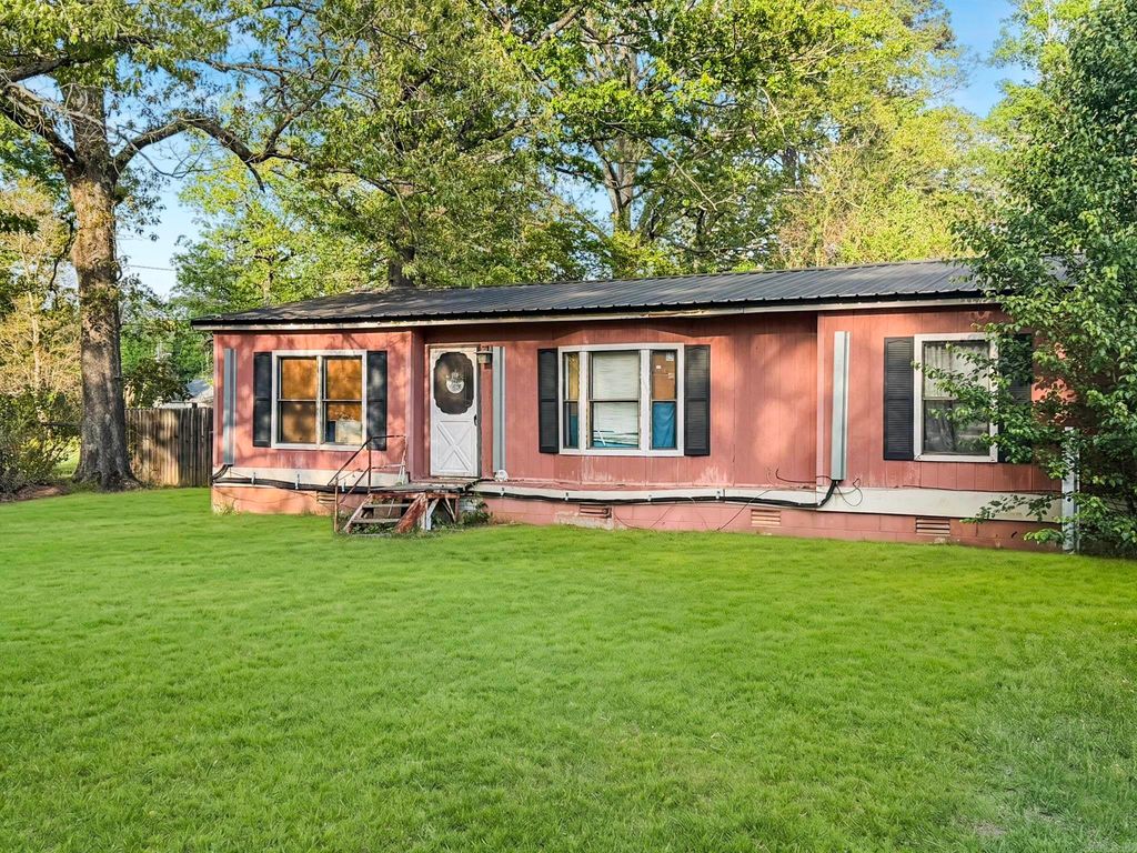 3609 E Greenway Drive, Pine Bluff, AR 71601