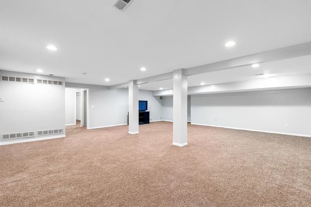 2204 N Winstead Cir, Wichita, KS 67226