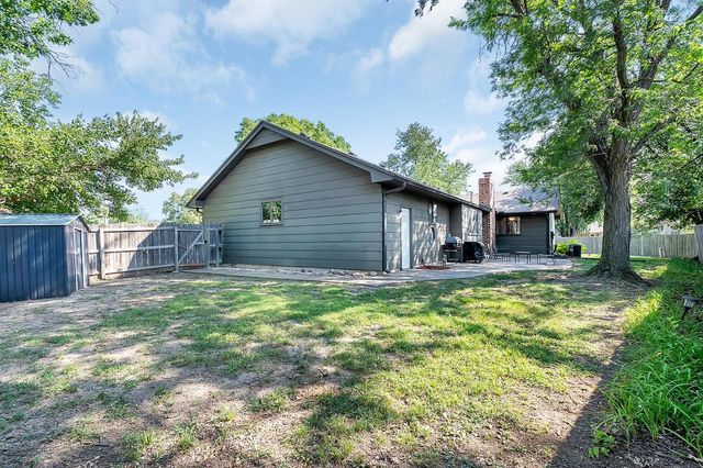 2204 N Winstead Cir, Wichita, KS 67226
