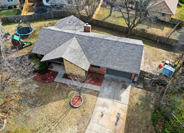 2204 N Winstead Cir, Wichita, KS 67226