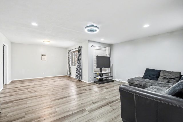 2204 N Winstead Cir, Wichita, KS 67226