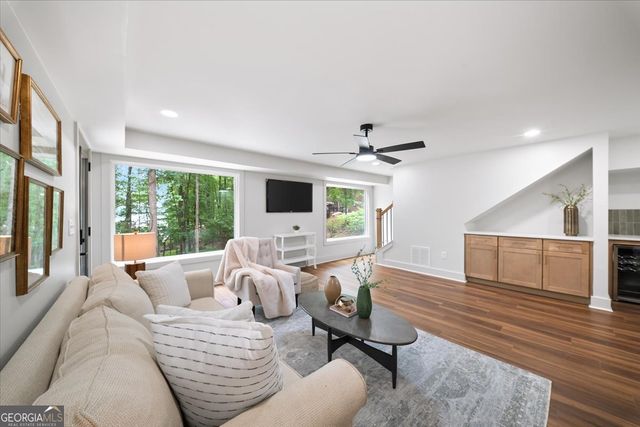 8875 Lakeside Way, Gainesville, GA 30506