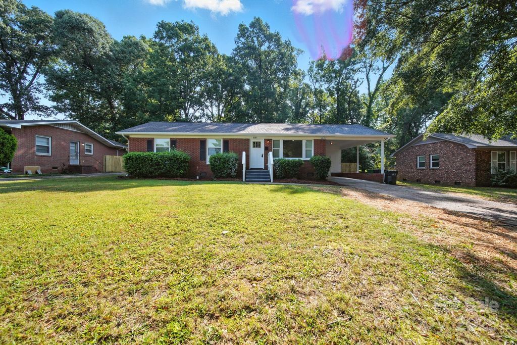 830 Log Cabin Road, Charlotte, NC 28213