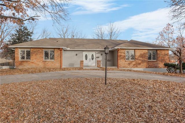 8641 Broadmoor Street, Overland Park, KS 66212