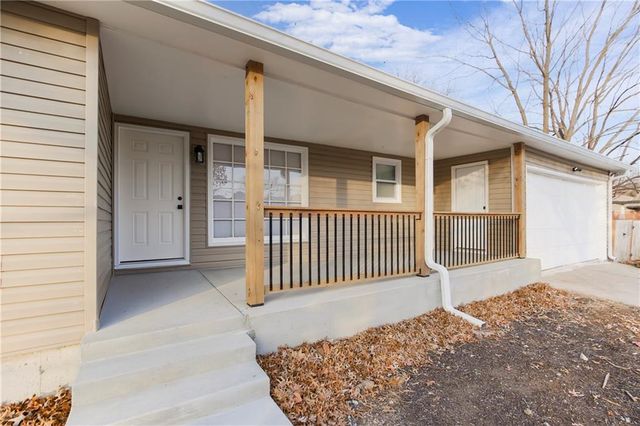 8641 Broadmoor Street, Overland Park, KS 66212