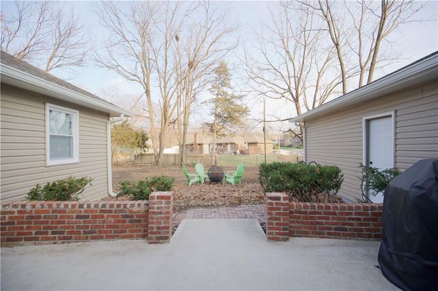 8641 Broadmoor Street, Overland Park, KS 66212