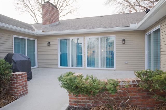 8641 Broadmoor Street, Overland Park, KS 66212