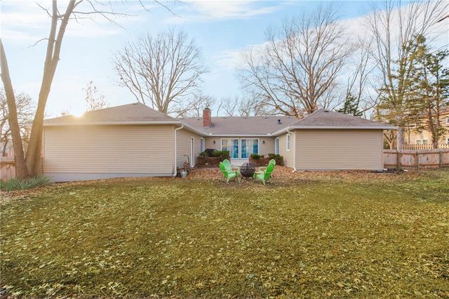 8641 Broadmoor Street, Overland Park, KS 66212