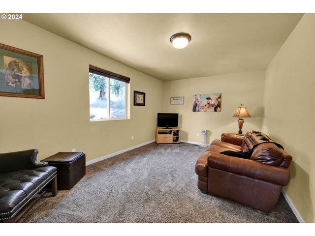 33320 BRYANT Rd, Creswell, OR 97426