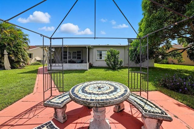 9407 NW 70th Place, Tamarac, FL 33321