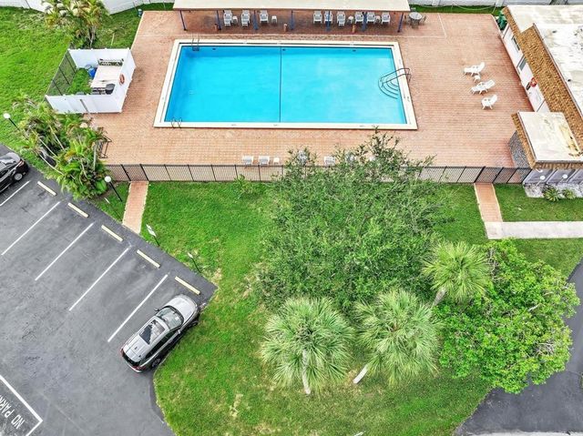 9407 NW 70th Place, Tamarac, FL 33321