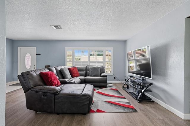 9407 NW 70th Place, Tamarac, FL 33321