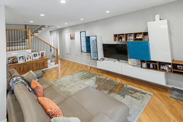 360 Parkview Terrace, Buffalo Grove, IL 60089