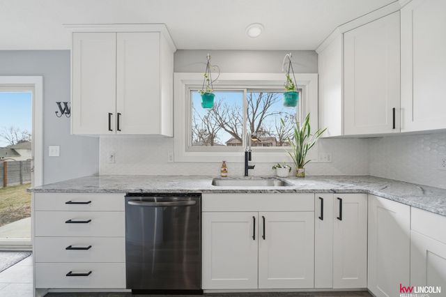 809 W Burt Drive, Lincoln, NE 68521