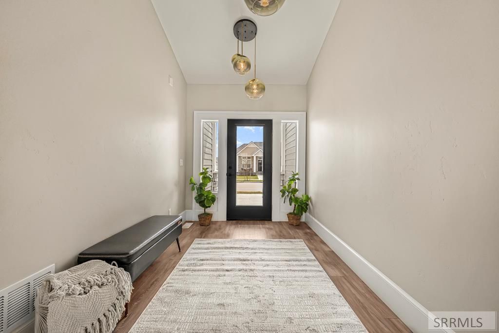 Image 4 of property listing at 1571 Palm Springs Drive, Idaho Falls, ID 83404