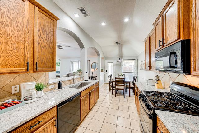 1700 Sparrow Lane, Aubrey, TX 76227