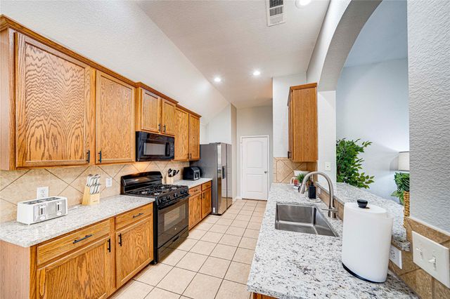 1700 Sparrow Lane, Aubrey, TX 76227