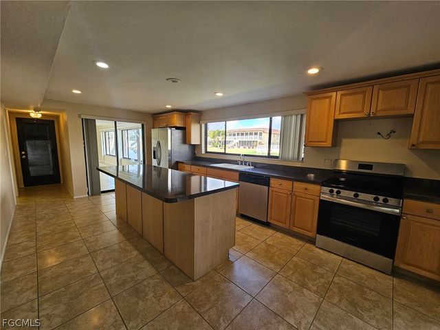 1221 SE 46th LN L, Cape Coral, FL 33904