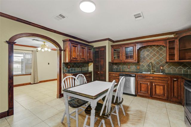 8565 Ridgepoint Drive, Houston, TX 77055