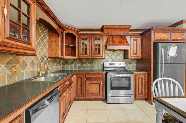 8565 Ridgepoint Drive, Houston, TX 77055