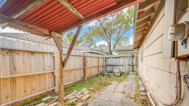 8565 Ridgepoint Drive, Houston, TX 77055
