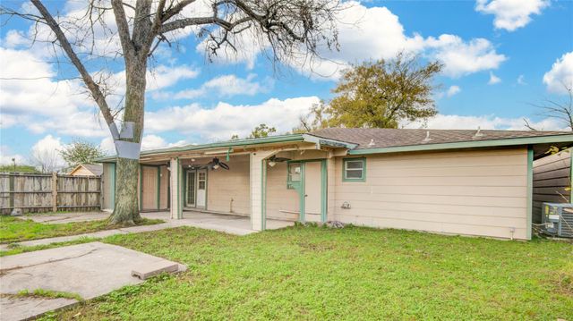 8565 Ridgepoint Drive, Houston, TX 77055