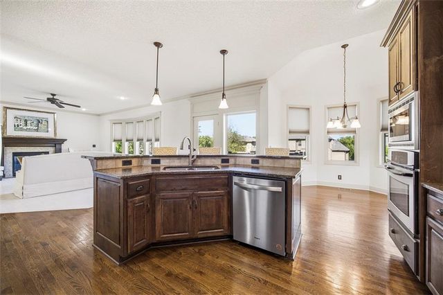 10822 S Appleridge Lane, Olathe, KS 66061