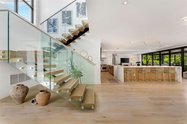 795 Lakeview Dr, Miami Beach, FL 33140