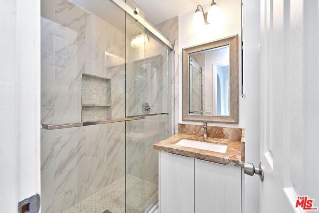 536 N Oxford Avenue, Los Angeles, CA 90004