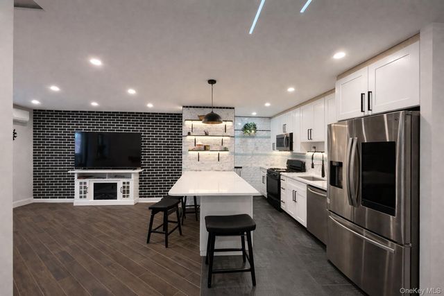 7252 Metropolitan Avenue 2C, Middle Village, NY 11379