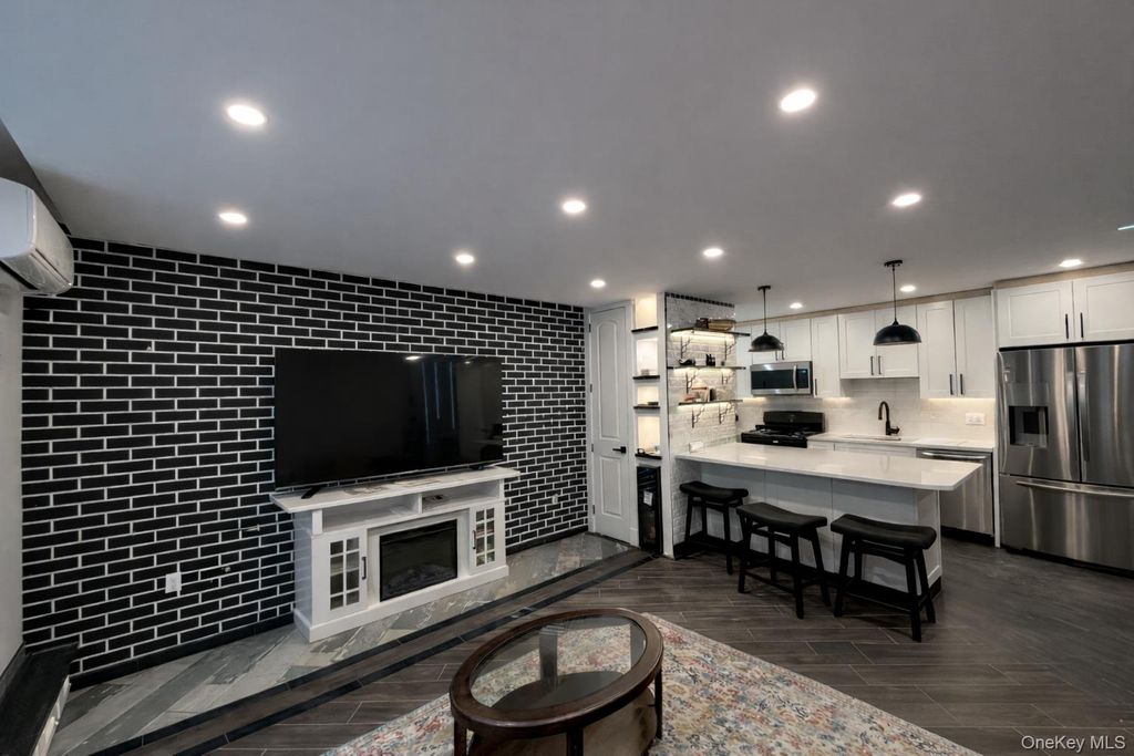 7252 Metropolitan Avenue 2C, Middle Village, NY 11379