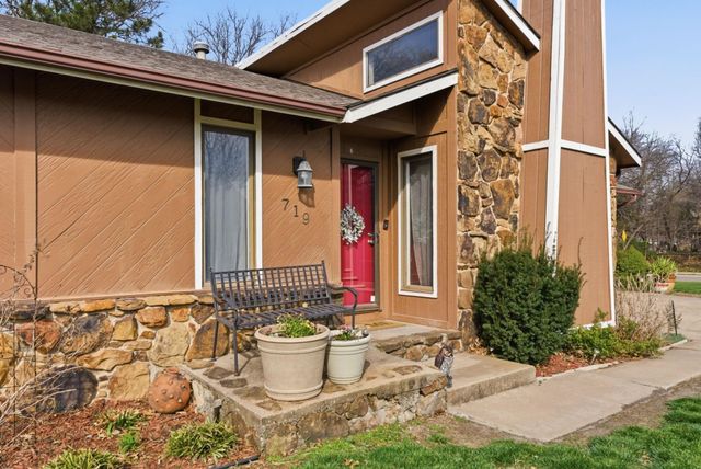 719 N Briarwood Rd, Derby, KS 67037