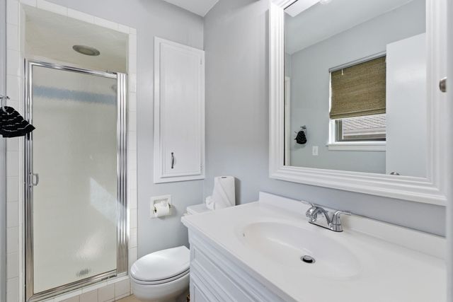 719 N Briarwood Rd, Derby, KS 67037