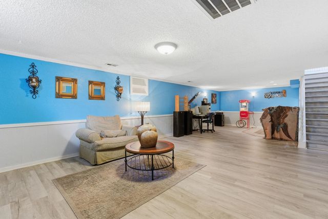 719 N Briarwood Rd, Derby, KS 67037