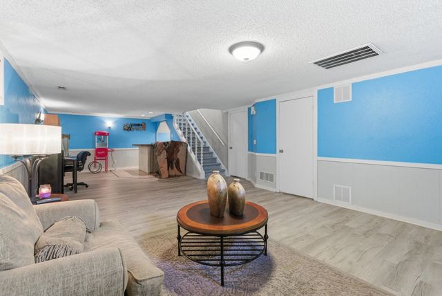 719 N Briarwood Rd, Derby, KS 67037